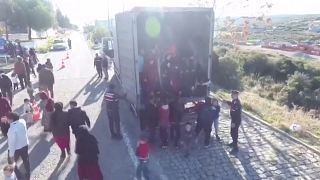82 Flüchtlinge im Laderaum: Polizei hält LKW auf