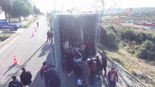 La fuga degli afghani dal loro Paese a brandelli La fuga degli afghani dal loro Paese a brandelli
