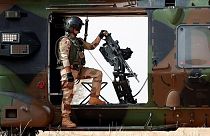 سرباز ارتش فرانسه در کنار مسلسل پیشرفته خودکار در جریان نبرد علیه گروه‌های شورشی در مالی