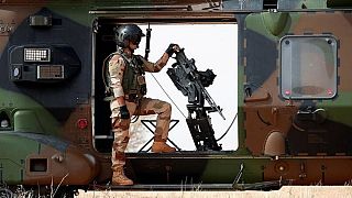 سرباز ارتش فرانسه در کنار مسلسل پیشرفته خودکار در جریان نبرد علیه گروه‌های شورشی در مالی