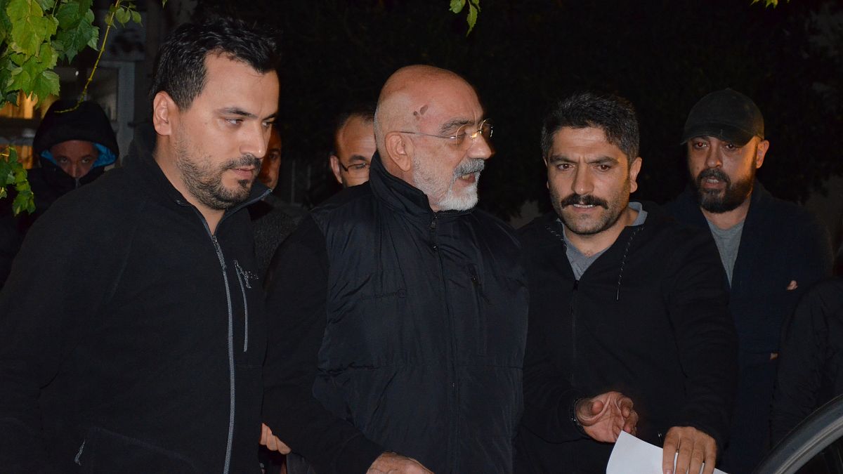 Ahmet Altan, İstanbul Göztepe'deki evinde gözaltına alındı