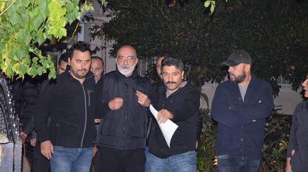 Hakkında yakalama kararı çıkarılan Ahmet Altan, İstanbul Göztepe'deki evinde gözaltına alındı Hakkında yakalama kararı çıkarılan Ahmet Altan, İstanbul Göztepe'deki evinde gözaltına alındı