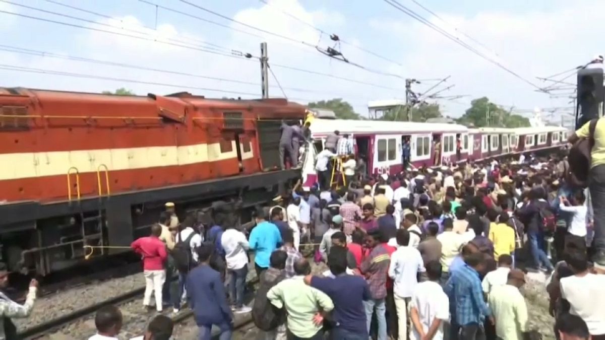 Индия: лобовое столкновение поездов
