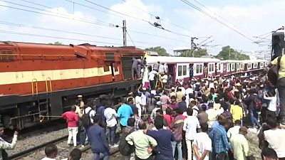 Индия: лобовое столкновение поездов