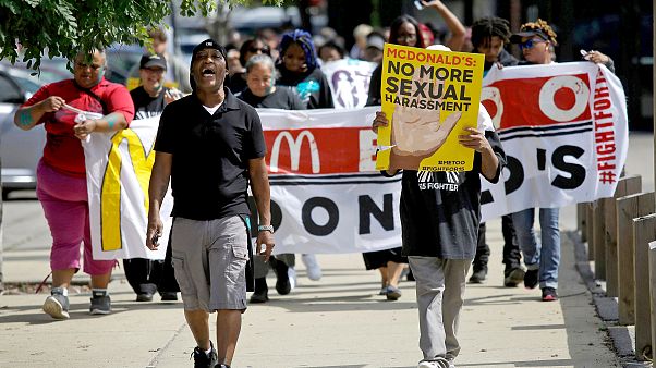 McDonalds çalışanları cinsel tacizi protesto ediyor McDonalds çalışanları cinsel tacizi protesto ediyor
