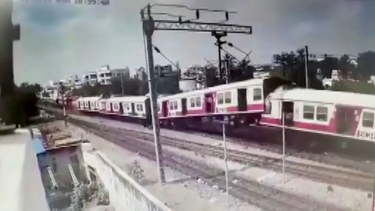 شاهد: لحظة اصطدام قطارين بالهند 