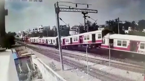 شاهد: لحظة اصطدام قطارين بالهند شاهد: لحظة اصطدام قطارين بالهند