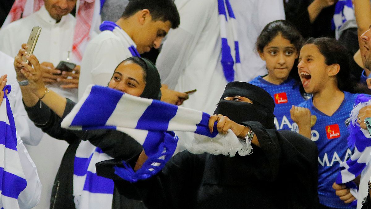 Stadyumda kadın taraftarlar, Riyad, Suudi Arabistan