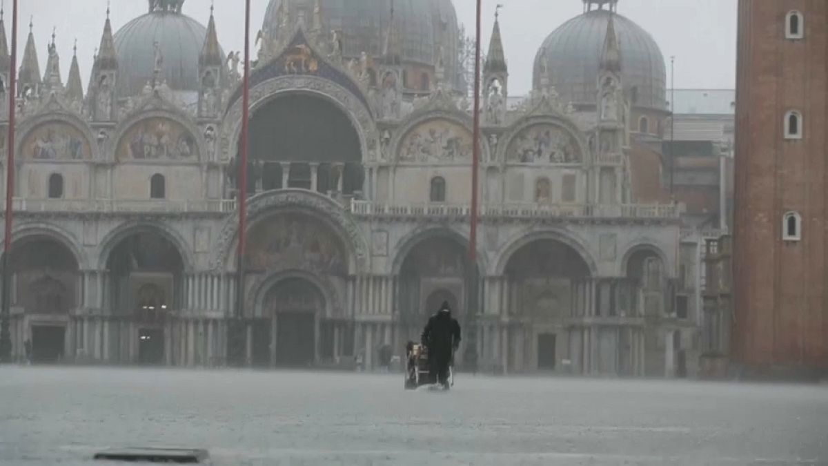 Acqua alta da record a Venezia: 187 centimetri, mai così dal '66