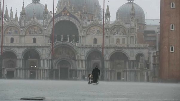 Acqua alta da record a Venezia: 187 centimetri, mai così dal '66 Acqua alta da record a Venezia: 187 centimetri, mai così dal '66