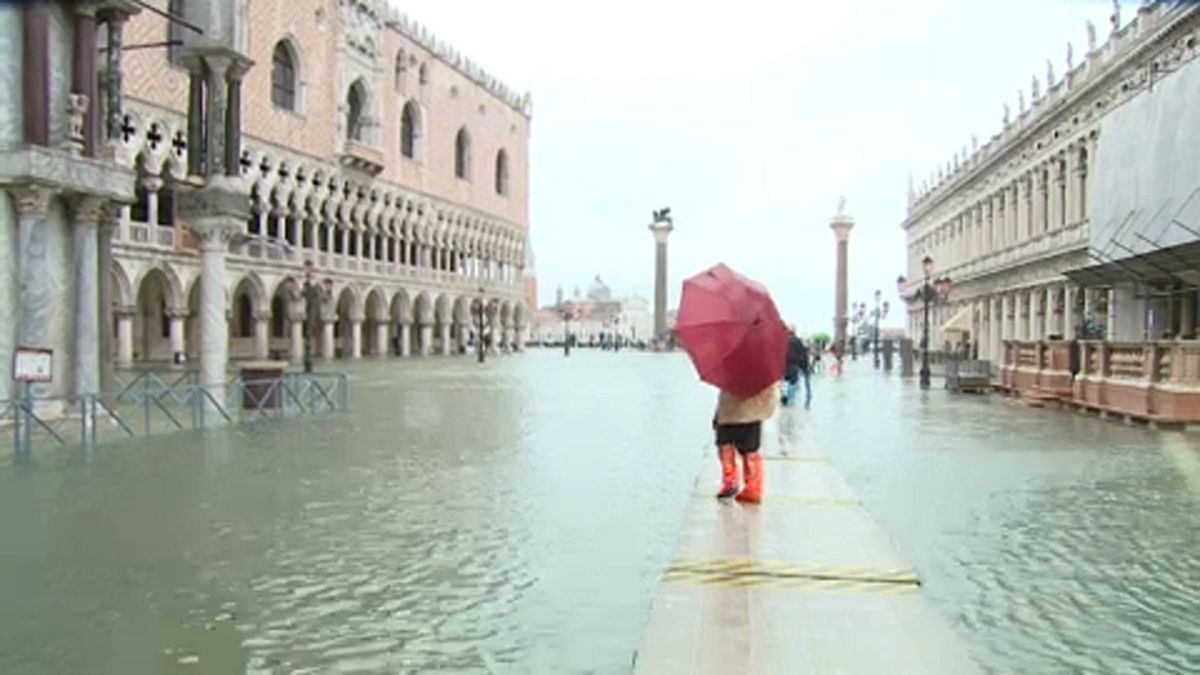 Veneza com maré alta quase histórica