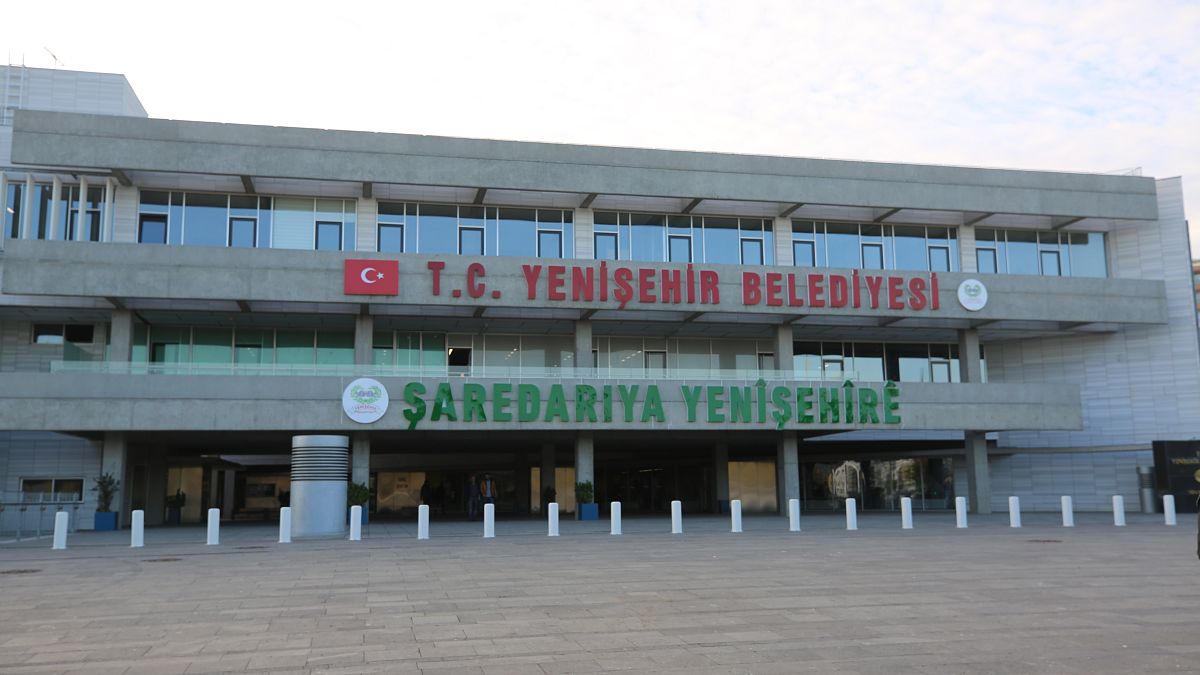 Haklarında yürütülen terör soruşturması kapsamında Diyarbakır'ın HDP'li Yenişehir ve Hazro belediye başkanlarının yerine görevlendirme yapıldı