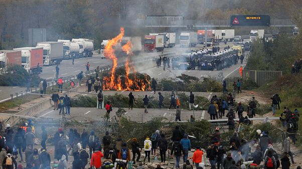 Agentes de policía llegan cuando miembros del grupo de protesta catalán Tsunami Democrático bloquean la autopista AP-7 en Girona, España, el 13 de noviembre de 2019. Agentes de policía llegan cuando miembros del grupo de protesta catalán Tsunami Democrático bloquean la autopista AP-7 en Girona, España, el 13 de noviembre de 2019.