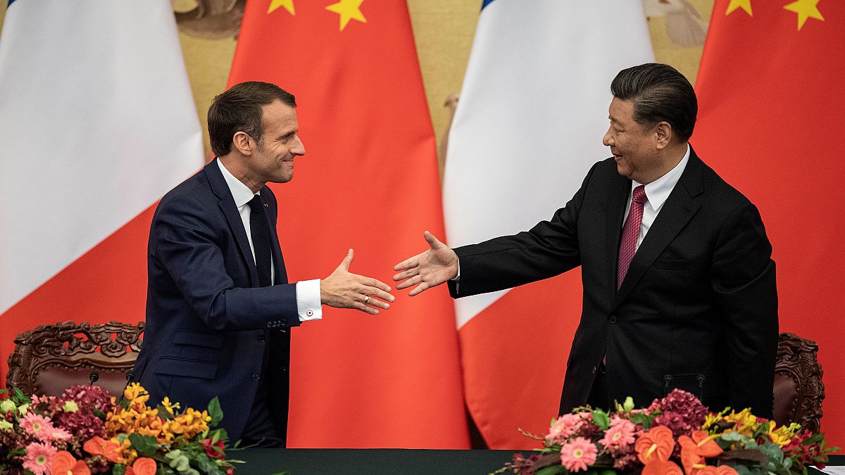 Fransa Cumhurbaşkanı Macron Pekin ziyaretinde Çin Devlet Başkanı Xİ ile el sıkıştı
