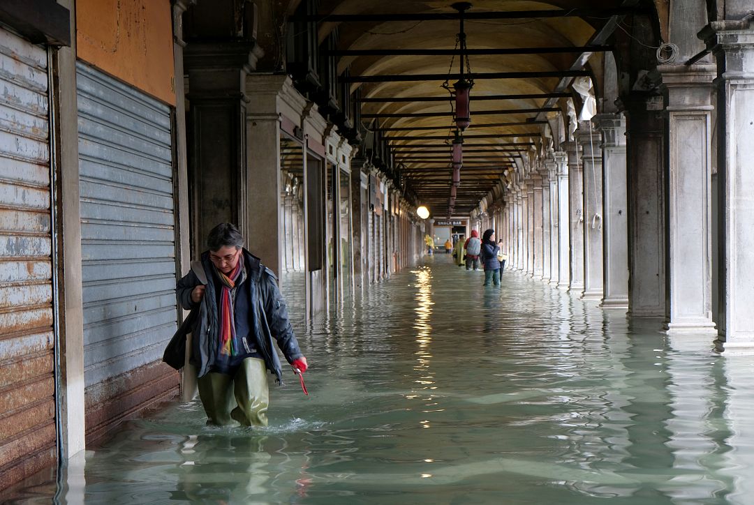 Venice flooding at historic levels during high tide | Euronews