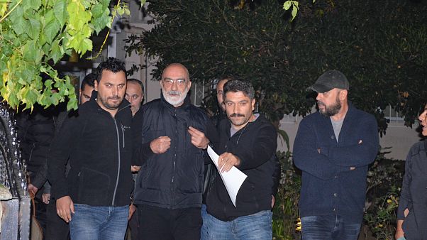 Gözaltına alınan Ahmet Altan hakkında yeniden tutuklama kararı çıktı Gözaltına alınan Ahmet Altan hakkında yeniden tutuklama kararı çıktı