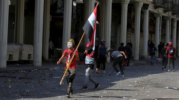 أحد المتظاهرين يحمل العلم العراقي خلال الاحتجاجات المناهضة للحكومة في بغداد، العراق في 7 نوفمبر/ تشرين الثاني 2019 أحد المتظاهرين يحمل العلم العراقي خلال الاحتجاجات المناهضة للحكومة في بغداد، العراق في 7 نوفمبر/ تشرين الثاني 2019