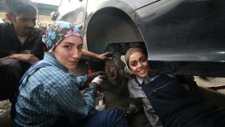 İran'da iki kadın araba tamircisi