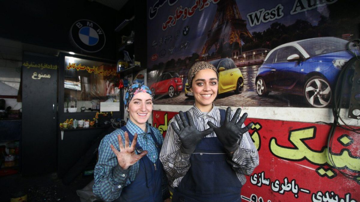 Iran, dopo la laurea due donne scelgono di diventare meccanico e riparare automobili