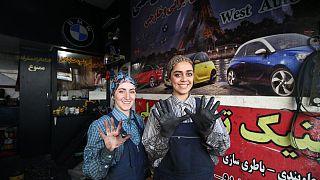 Iran, dopo la laurea due donne scelgono di diventare meccanico e riparare automobili