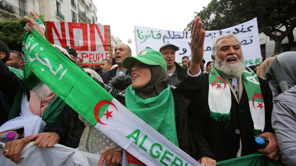 مظاهرة احتجاج ضد النخبة الحاكمة في البلاد ورفضت الانتخابات الرئاسية في ديسمبر في الجزائر العاصمة ، الجزائر ، 12 نوفمبر/ تشرين الثاني 2019