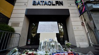 Los parisinos rinden homenaje a la víctimas del Bataclan sin olvidar el terror de aquella noche 