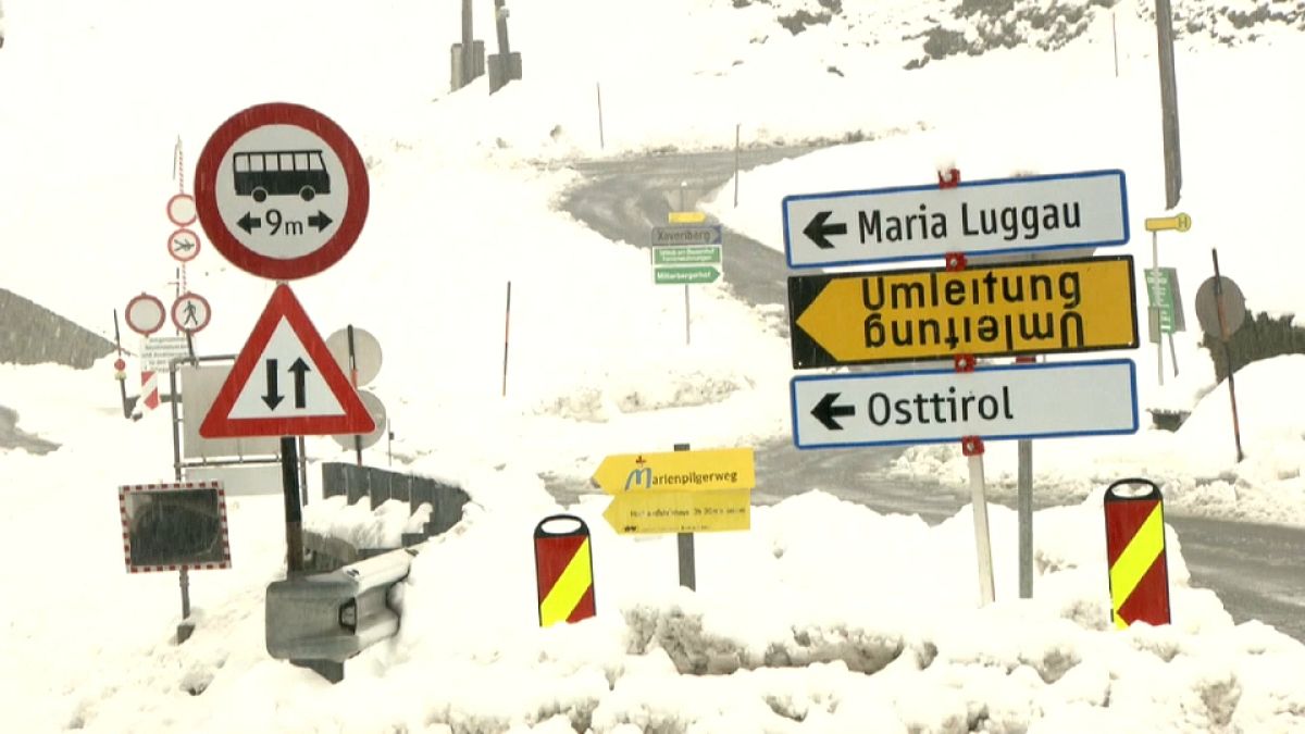 Heftiger Schneefall in Österreich: Verkehrsunfälle und andere Probleme