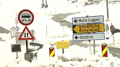 Heftiger Schneefall in Österreich: Verkehrsunfälle und andere Probleme