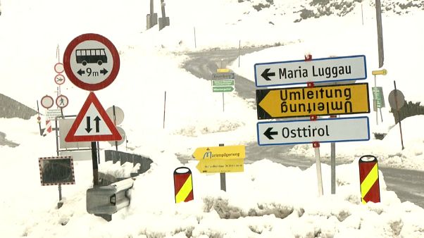 Heftiger Schneefall in Österreich: Verkehrsunfälle und andere Probleme Heftiger Schneefall in Österreich: Verkehrsunfälle und andere Probleme