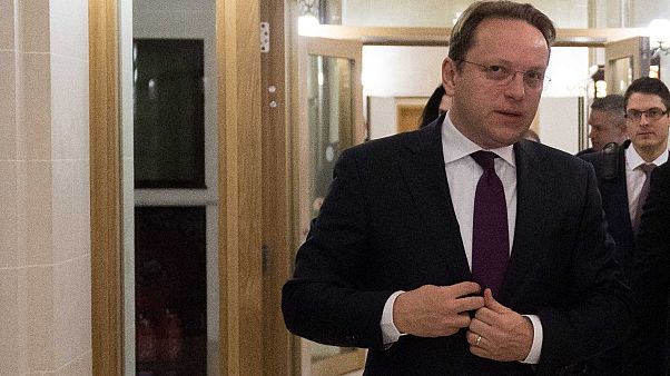 DK: Várhelyi megtagadta Orbánt DK: Várhelyi megtagadta Orbánt