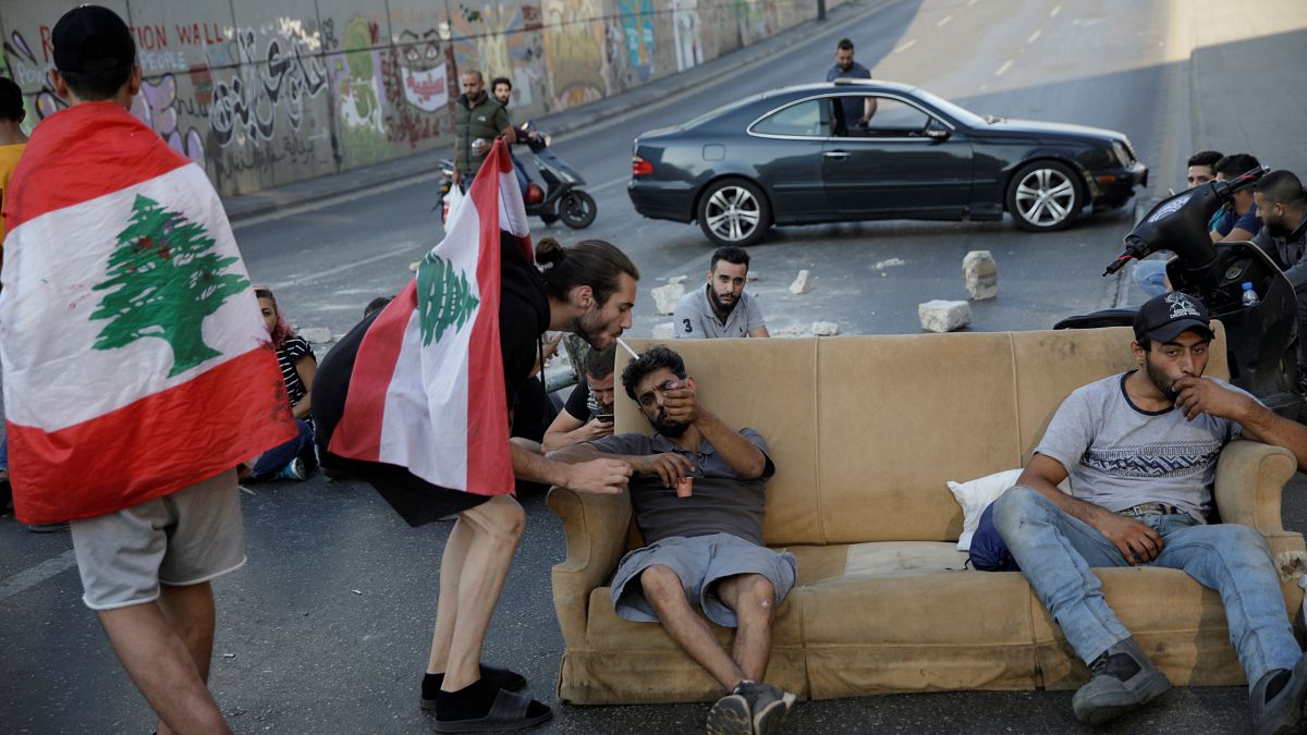 إغلاق أحد الشوارع خلال الاحتجاجات المستمرة المناهضة للحكومة في بيروت لبنان 13 نوفمبر/ تشرين الثاني 2019