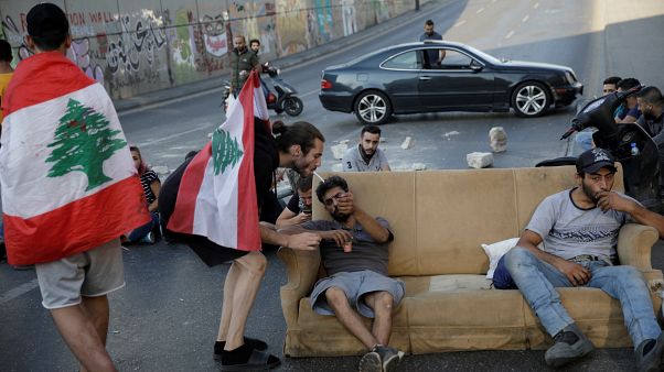 إغلاق أحد الشوارع خلال الاحتجاجات المستمرة المناهضة للحكومة في بيروت لبنان 13 نوفمبر/ تشرين الثاني 2019 إغلاق أحد الشوارع خلال الاحتجاجات المستمرة المناهضة للحكومة في بيروت لبنان 13 نوفمبر/ تشرين الثاني 2019