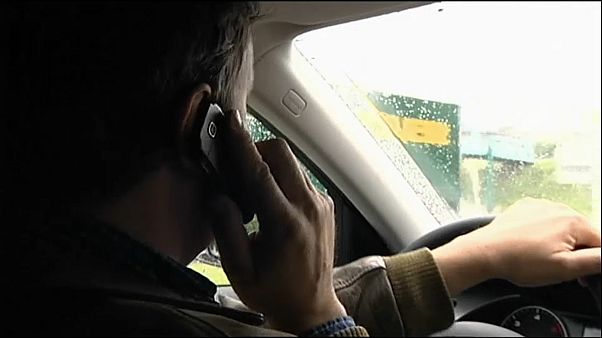 Portugueses são mau exemplo no uso de telemóvel ao volante Portugueses são mau exemplo no uso de telemóvel ao volante