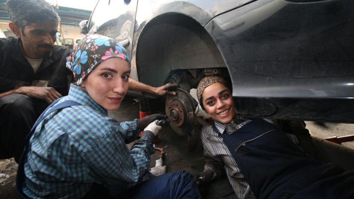 كيانا ياراحمدي ونيلوفر فرهمند في مرآب تصليح السيارات - طهران