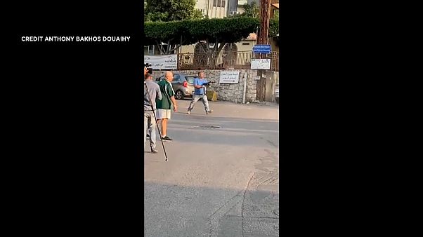 المسلح فتح النار قبل أن يسيطر عليه محتجون وعناصر الأمن المسلح فتح النار قبل أن يسيطر عليه محتجون وعناصر الأمن