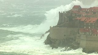 Wetterchaos von Kitzbühel bis Dubrovnik: Rekordschnee und Hochwasser