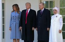 Erdogan, "un amico" alla Casa Bianca. I curdi: "Ancora bombe turche"