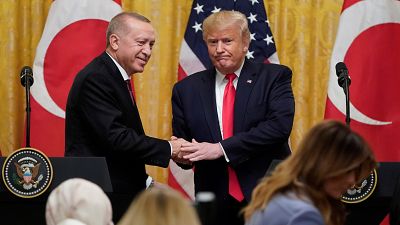Erdogan recebido pelo "fã" Donald Trump na Casa Branca