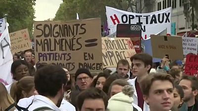شاهد: مسيرة للعاملين في المستشفيات الفرنسية تطالب برفع الأجور وزيادة الدعم المالي لقطاع الصحة