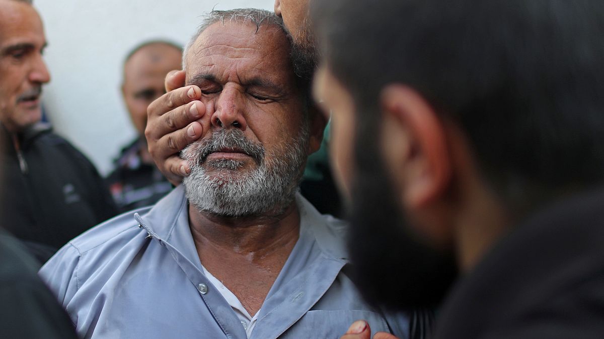 مواساة رجل فلسطيني إثر مقتل أحد أقربائه خلال غارة إسرائيلية على غزة - 2019/11/13 -