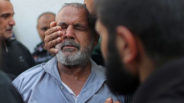 مواساة رجل فلسطيني إثر مقتل أحد أقربائه خلال غارة إسرائيلية على غزة - 2019/11/13 - مواساة رجل فلسطيني إثر مقتل أحد أقربائه خلال غارة إسرائيلية على غزة - 2019/11/13 -