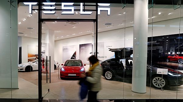 Berlin'de bir Tesla araba galerisi Berlin'de bir Tesla araba galerisi