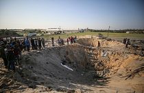 Deyr el-Belah kentinde saldırılar sonrası oluşan büyük çukurlar