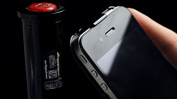 Çin'den 10 bin sahte iPhone ithal edip orijinalleriyle değiştiren çete yakalandı Çin'den 10 bin sahte iPhone ithal edip orijinalleriyle değiştiren çete yakalandı