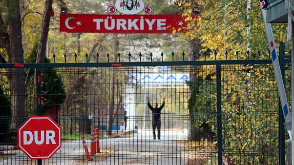 Διεθνή Πρακτορεία: Στις ΗΠΑ απελαύνει η Τουρκία τον φερόμενο ως τζιχαντιστή της «νεκρής ζώνης» Διεθνή Πρακτορεία: Στις ΗΠΑ απελαύνει η Τουρκία τον φερόμενο ως τζιχαντιστή της «νεκρής ζώνης»