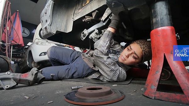 Frauen schrauben an Autos: Kfz-Mechanikerinnen (29) in Iran Frauen schrauben an Autos: Kfz-Mechanikerinnen (29) in Iran