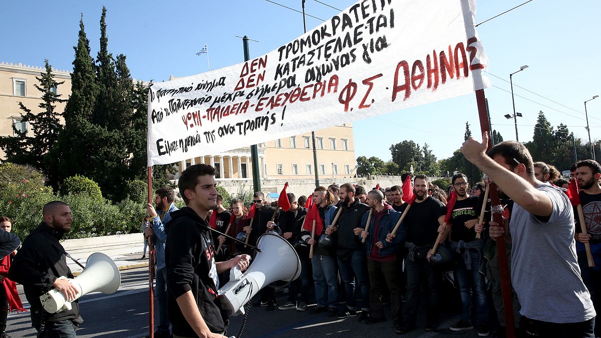 Φοιτητές συμμετέχουν σε συλλαλητήριο από τα Προπύλαια στο κέντρο της Αθήνας