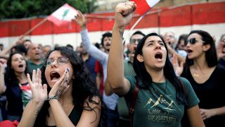 لبنانيون يتظاهرون أمام البنك المركزي اللبناني في بيروت – 2019/11/13 -