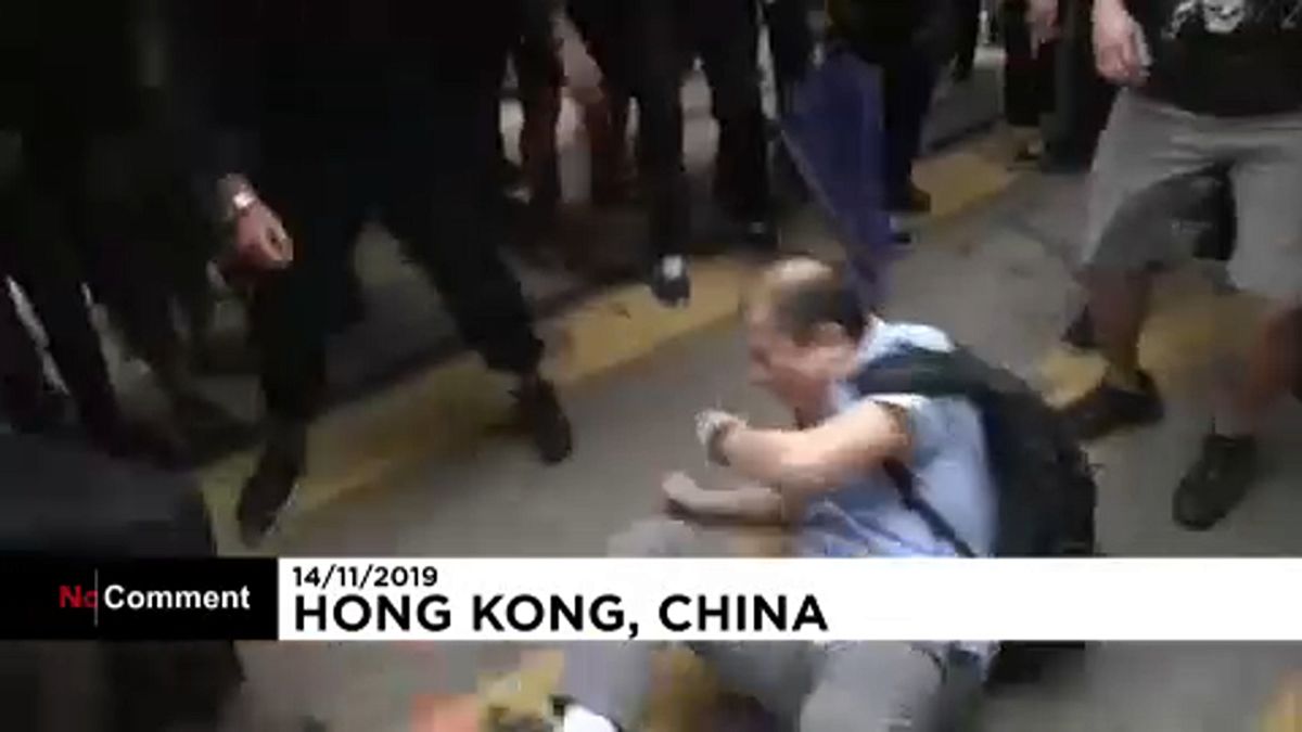 ویدئو؛ معترضان هنگ‌کنگی مردی را تصور می‌کردند مخالف آن‌هاست کتک زدند