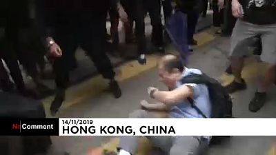 Un homme manque d'être lynché par les manifestants à Hong Kong